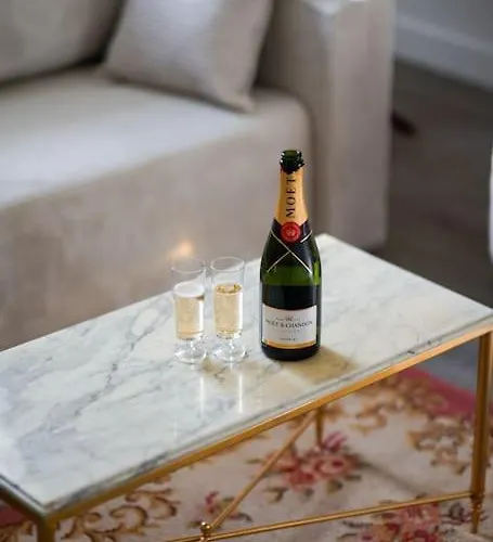 Le Cocon De La Reine * Versalles